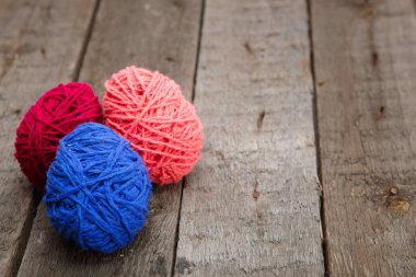 Yün iplikten yapılmış renkli paskalya yumurtaları. Mutlu Paskalyalar.