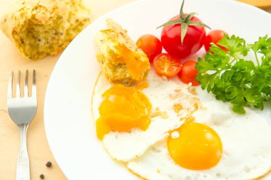 Domatesli yumurta ve yeşillik, geleneksel kahvaltı.