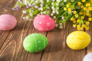 Eski ahşap bir yüzeyde Paskalya yumurtaları