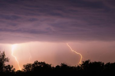 Karanlık bulutlu gökyüzüne yıldırım düştü