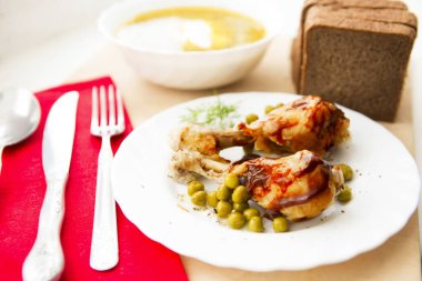 Tavuk budu beyaz tabakta, soslu.