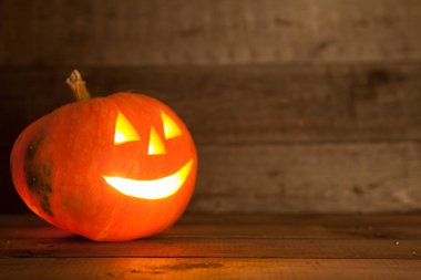 Arka planda Jack O Lantern, kapat