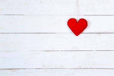 Aşk yumağı beyaz ahşap dokuya karşı. Sevgililer Günü kartı konsepti.