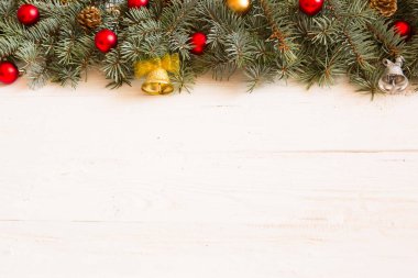 Noel hediyesi kutusu ve ahşap masada köknar ağacı dalı. Kopyalama alanı olan üst görünüm.