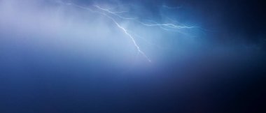 Şiddetli yaz fırtınasında büyük çatal şimşekleri ve gök gürültüsü. Gece gök gürültülü fırtına