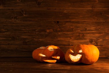 Siyah arka planda korkunç cadılar bayramı balkabakları. Cadılar Bayramı balkabağı arka planı.