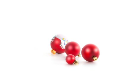 Kırmızı Noel topu beyaz arkaplanda izole edilmiş
