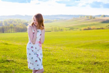 Güzel kız doğanın tadını çıkarıyor. Field, Sun Light 'ta beyaz elbiseli güzel bir manken kız. Parlayan Güneş. Özgür Mutlu Kadın. 
