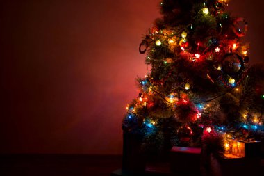 Kar, Yılbaşı Ağacı 'nı Gece Çok Renkli Işıklarla Kapladı