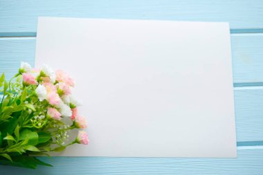 Temiz ahşap arka planda bahar çiçekleri. 