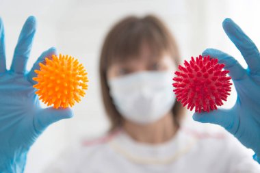 COVID-19. Hemşire, Coronavirüs 2019-NCoV modelini tutuyor..