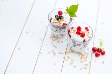 Taze böğürtlen ve müsli ile birlikte doğal yoğurt. Sağlıklı tatlı.