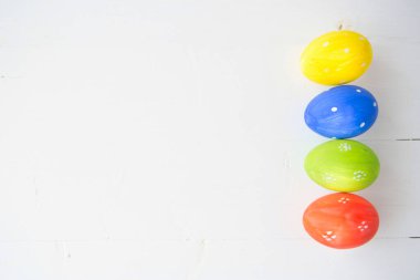 Beyaz Rustik ya da Gri Ahşap Arkaplan Arkaplanında Tatlı Paskalya Yumurtası Sıralaması Yazı, Kopya, Kelimeler.  