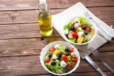 Feta peynirli taze sebze salatası, taze marul, kiraz domatesleri, kırmızı soğan ve biber..