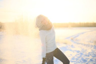 Genç bayan kışın tadını çıkarıyor