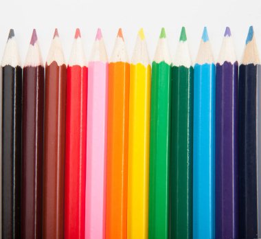 Arkaplanda renkli kalemler, kapat