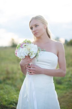 Güzel gelin. Güzel Mutlu kadın