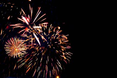 Parlak renkli havai fişekler ve çeşitli renklerin selamı