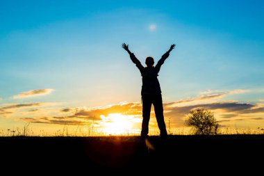 Kollarını başının üstüne kaldır. Yürüyüş sırasında dağın zirvesinin amacına ulaşmamızı kutlamak için..