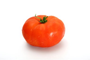 Beyaz arka planda lezzetli kırmızı domates..