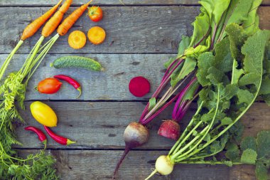 Taze meyve çeşitleri, ahşap masada sebzeler.