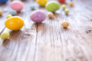 Renkli paskalya yumurtaları Eski kahverengi ahşap tahta