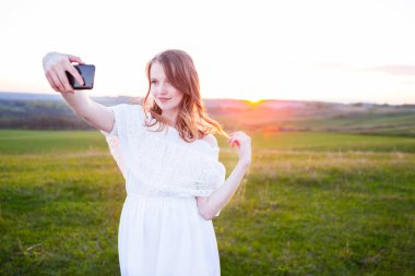 Güzel kadınlar doğanın tadını çıkarıyorlar. sıcak ton