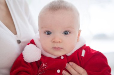 Kırmızı göğüslü şirin bir bebeğin portresi.