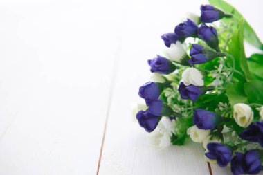 Temiz ahşap arka planda bahar çiçekleri. 