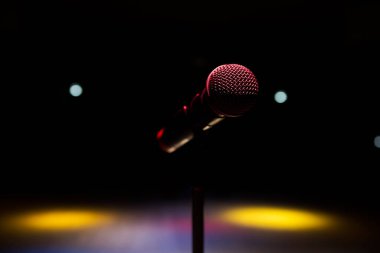 Konser salonu veya konferans odasındaki mikrofonu kapat