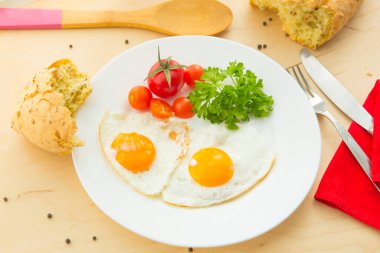 Domatesli yumurta ve yeşillik, geleneksel kahvaltı.