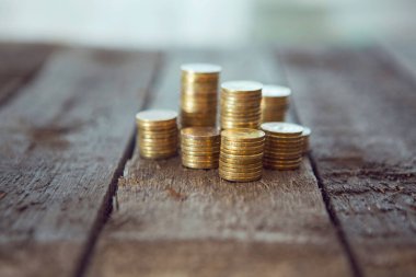 Altın paralar ahşap masaya yığılır.