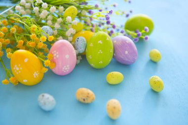 Mavi ahşap arka planda Paskalya yumurtaları