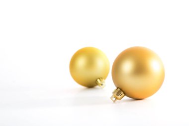 Beyaz arka planda izole edilmiş iki güzel noel altın topu