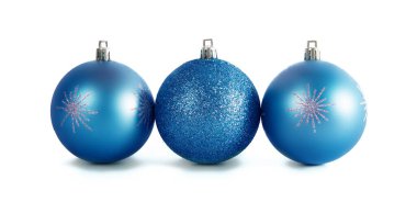 Beyaz arka planda izole edilmiş üç mavi Noel topu