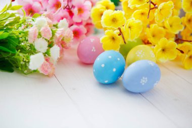Beyaz ahşap arka planda renkli paskalya yumurtaları. Mutlu Paskalyalar.