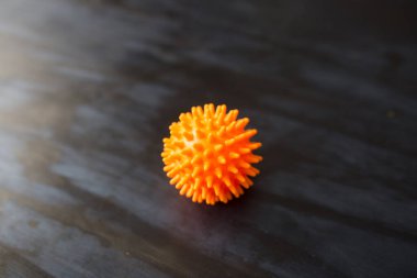 Roman Coronavirus 2019-nCoV koyu arkaplanda metin için kopyalama alanı. Soyut virüs Coronavirus hastalığının turuncu modeli COVID-19. Virüs Salgını Koruma Konsepti