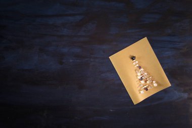 Koyu siyah arka planda ev yapımı Noel kartpostalı.