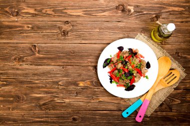 Kızarmış ciğer ve ahşap zemin üzerinde soğan ve domates..