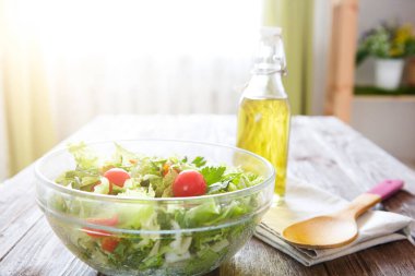 Tahta masadaki kasede lezzetli bir salata. Sağlıklı yaşam tarzını ve basit yiyecekleri hesaba katın.