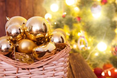 Yılbaşı ışıkları arka planında çeşitli Noel hediyeleri ve dekorasyonları.