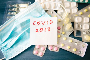 Roman Coronavirus - 2019-NCoV. 2019-NCoV tabletlerinin arkaplanındaki yazı. Çin Coronavirüs salgını.