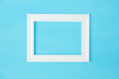 Eski beyaz model, eski mavi ahşap arka planda çerçeve