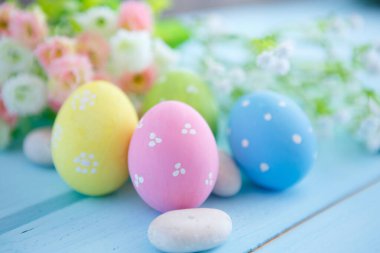 Beyaz ahşap arka planda renkli paskalya yumurtaları. Mutlu Paskalyalar.