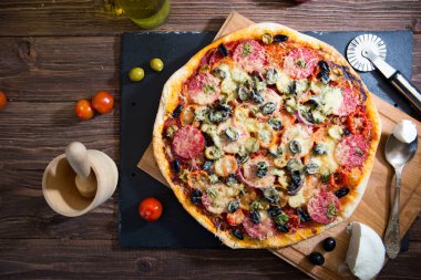 Fırında biberli pizza, masanın üzerinde sığ bir tarla..