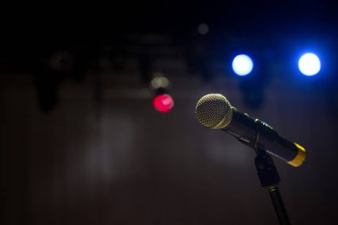 Konser salonu veya konferans odasındaki mikrofonu kapat