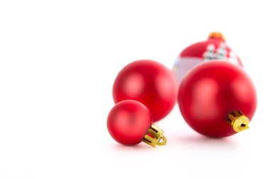 Kırmızı Noel topları beyaz arka planda izole edilmiş.