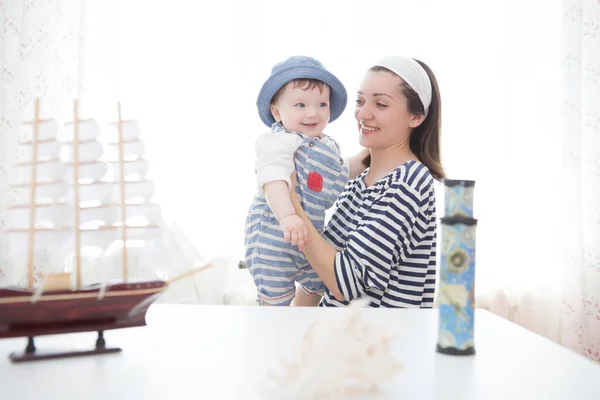 母親と息子が船で遊んでいる 2人の船員の母親と少年 冒険と旅行のコンセプト — ストック写真