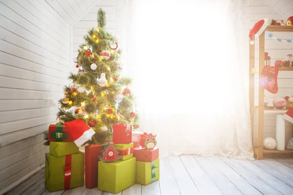 Árbol Navidad Sobre Ventana Día Soleado — Foto de Stock