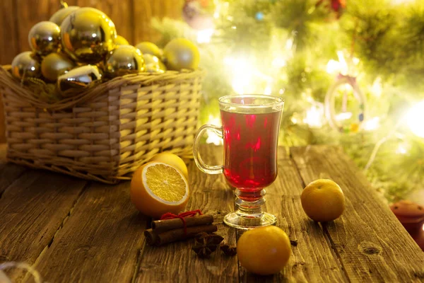Μουλιασμένο Κρασί Ξυλάκια Κανέλας Και Πορτοκάλι Φόντο Χριστουγεννιάτικου Δέντρου — Φωτογραφία Αρχείου